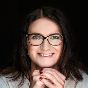 Reklasyfikacja umów B2B na umowy o pracę i co dalej? Spór z PIP czy kara? Co z podatkami osobistymi i VAT?